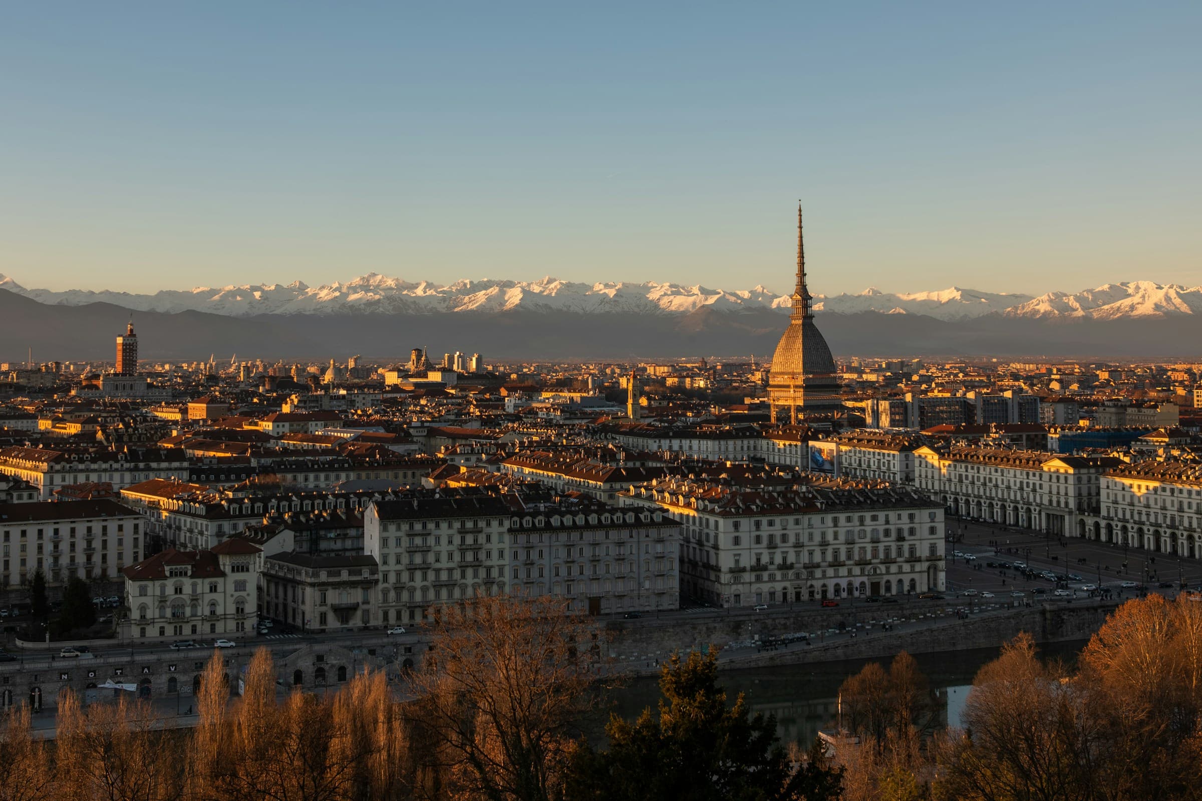 Torino al tramonto, con la Mole Antonelliana e le Alpi